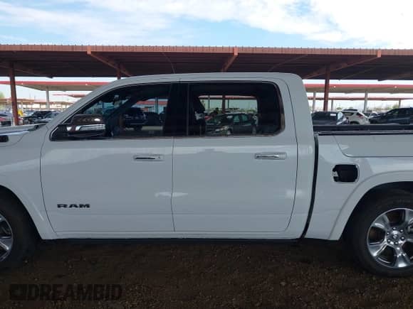 2022 Ram 1500 Laramie z VIN 1C6SRFJT5NN150651, wystawiony jako IAAI lot #43082621 z przebiegiem Nie podano mil oraz . Historia ofert i sprzedaży dostępna na DreamBid. Obrazek 15.