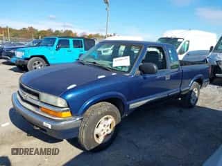 2003 Chevrolet S-10 LS z VIN 1GCDT19X538148729, wystawiony jako IAAI lot #43500670 z przebiegiem 107 575 mil mil oraz . Historia ofert i sprzedaży dostępna na DreamBid. Obrazek 2.