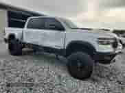 2019 Ram 1500 Rebel z VIN 1C6SRFLT2KN899920, wystawiony jako Copart lot #61851335 z przebiegiem 139 544 mil mil oraz Szkoda całkowita • Salvage title. Historia ofert i sprzedaży dostępna na DreamBid. Obrazek 4.