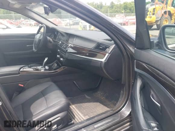 2014 BMW 5 Series 528i xDrive z VIN WBA5A7C58ED219319, wystawiony jako IAAI lot #42705580 z przebiegiem 164 247 mil mil oraz . Historia ofert i sprzedaży dostępna na DreamBid. Obrazek 5.