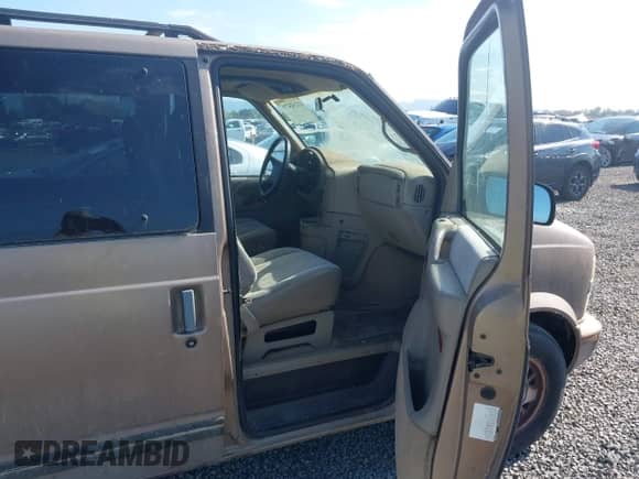 1996 Chevrolet Astro with VIN 1GNDM19W1TB149469, listed as a IAAI auction lot 43242479 with 176,261 mi miles and . Bid and sale history available at DreamBid. Image 8.
