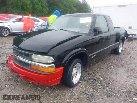 2003 Chevrolet S-10 LS z VIN 1GCCS19X838147296, wystawiony jako IAAI lot #42240776 z przebiegiem 159 943 mil mil oraz . Historia ofert i sprzedaży dostępna na DreamBid. Obrazek 18.