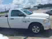 2019 Ram 1500 Tradesman z VIN 3C6JR6DT5KG506026, wystawiony jako IAAI lot #42507413 z przebiegiem 105 149 mil mil oraz . Historia ofert i sprzedaży dostępna na DreamBid. Obrazek 13.