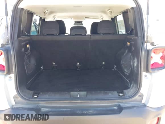 2017 Jeep Renegade Latitude z VIN ZACCJABB9HPE58639, wystawiony jako IAAI lot #42083266 z przebiegiem 154 061 mil mil oraz . Historia ofert i sprzedaży dostępna na DreamBid. Obrazek 17.