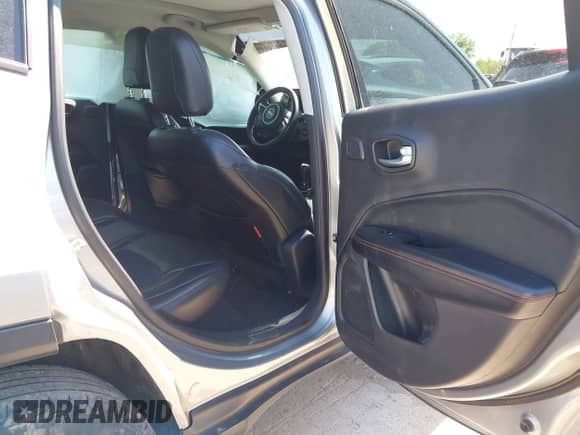 2018 Jeep Compass Trailhawk z VIN 3C4NJDDB9JT272864, wystawiony jako IAAI lot #42284940 z przebiegiem Nie podano mil oraz . Historia ofert i sprzedaży dostępna na DreamBid. Obrazek 8.