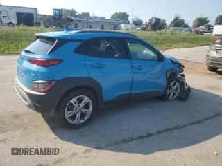 2023 Hyundai Kona SEL z VIN KM8K6CABXPU972387, wystawiony jako Copart lot #68640325 z przebiegiem 67 949 mil mil oraz Czysty tytuł • Clean title. Historia ofert i sprzedaży dostępna na DreamBid. Obrazek 3.