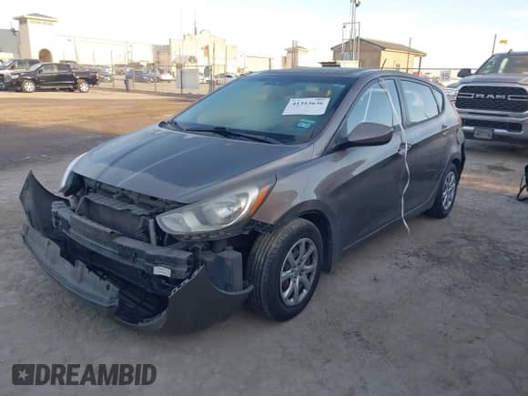 2014 Hyundai Accent GS z VIN KMHCT5AE6EU165851, wystawiony jako IAAI lot #41313636 z przebiegiem 161 054 mil mil oraz . Historia ofert i sprzedaży dostępna na DreamBid. Obrazek 2.