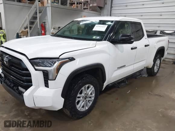 2023 Toyota Tundra SR5 z VIN 5TFLA5DAXPX063554, wystawiony jako IAAI lot #41943423 z przebiegiem 82 823 mil mil oraz . Historia ofert i sprzedaży dostępna na DreamBid. Obrazek 2.