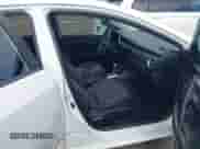 2019 Toyota Corolla L z VIN 5YFBURHE0KP903078, wystawiony jako IAAI lot #43108347 z przebiegiem 59 990 mil mil oraz . Historia ofert i sprzedaży dostępna na DreamBid. Obrazek 5.