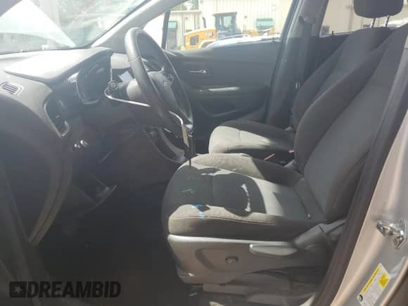 2022 Chevrolet Trax LS с VIN KL7CJKSM1NB545171, выставлен на аукционе Copart как лот 65132155 с пробегом 90 985 миль миль и Списание • Salvage title. История ставок и продаж доступна на DreamBid. Изображение 7.