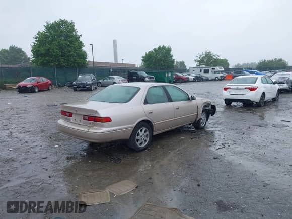 1997 Toyota Camry LE z VIN 4T1BF22K0VU004174, wystawiony jako IAAI lot #42254679 z przebiegiem 206 023 mil mil oraz . Historia ofert i sprzedaży dostępna na DreamBid. Obrazek 4.