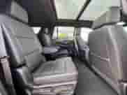 2021 Chevrolet Tahoe LT z VIN 1GNSKNKDXMR146835, wystawiony jako Copart lot #90949555 z przebiegiem 328 793 mil mil oraz Czysty tytuł • Clean title. Historia ofert i sprzedaży dostępna na DreamBid. Obrazek 6.