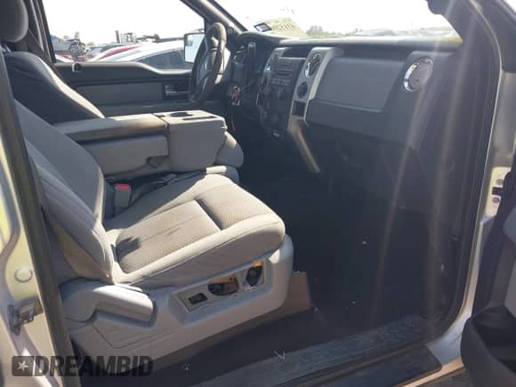 2013 Ford F-150 XL z VIN 1FTFW1CT3DFB23444, wystawiony jako IAAI lot #43152065 z przebiegiem 290 643 mil mil oraz . Historia ofert i sprzedaży dostępna na DreamBid. Obrazek 5.