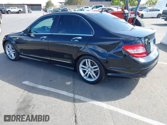 2011 Mercedes-Benz C 300 Sport z VIN WDDGF5EB3BR180681, wystawiony jako IAAI lot #43427281 z przebiegiem 219 550 mil mil oraz . Historia ofert i sprzedaży dostępna na DreamBid. Obrazek 3.