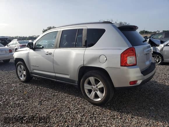 2011 Jeep Compass с VIN 1J4NT1FAXBD288120, выставлен на аукционе Copart как лот 60052145 с пробегом 106 977 миль миль и Списание • Salvage title. История ставок и продаж доступна на DreamBid. Изображение 2.
