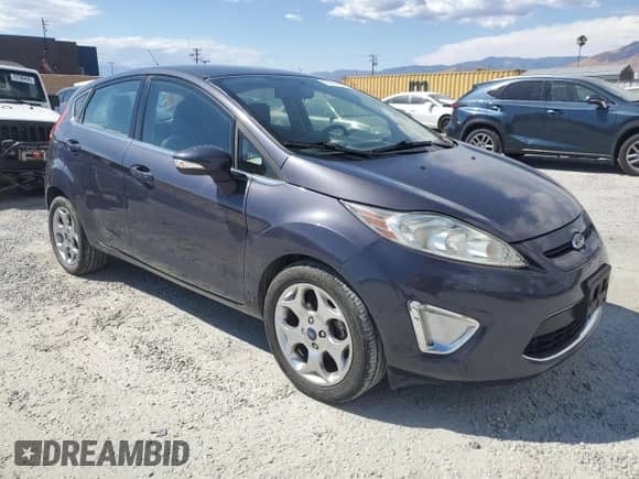 2012 Ford Fiesta SES z VIN 3FADP4FJ5CM159043, wystawiony jako Copart lot #70961895 z przebiegiem 37 556 mil mil oraz Czysty tytuł • Clean title. Historia ofert i sprzedaży dostępna na DreamBid. Obrazek 4.