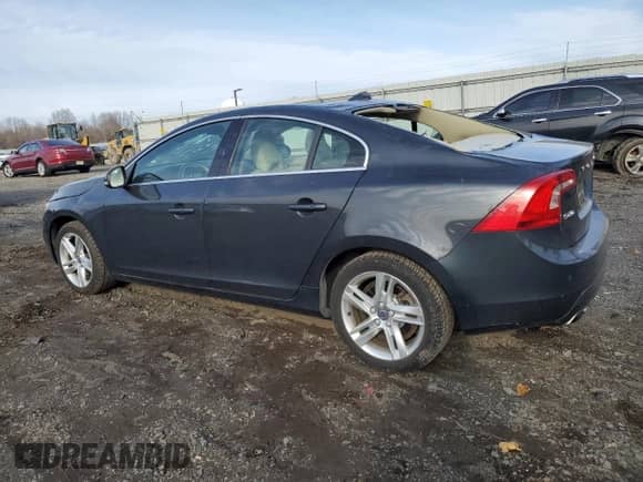 2015 Volvo S60 T5 Drive-E Platinum с VIN YV126MFM0F2360823, выставлен на аукционе Copart как лот 45910935 с пробегом 116 113 миль миль и Списание • Salvage title. История ставок и продаж доступна на DreamBid. Изображение 2.