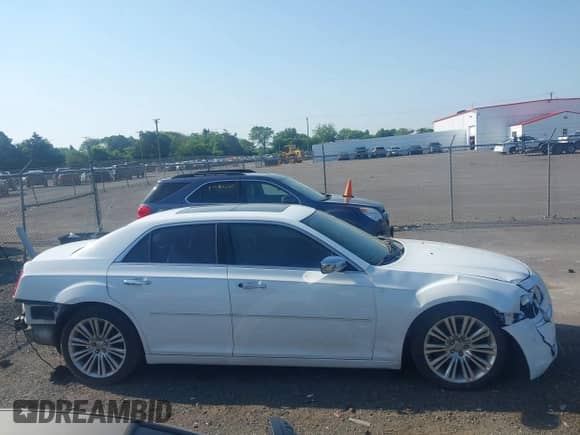 2011 Chrysler 300 C с VIN 2C3CA6CT4BH598972, выставлен на аукционе IAAI как лот 42567295 с пробегом 182 419 миль миль и . История ставок и продаж доступна на DreamBid. Изображение 14.