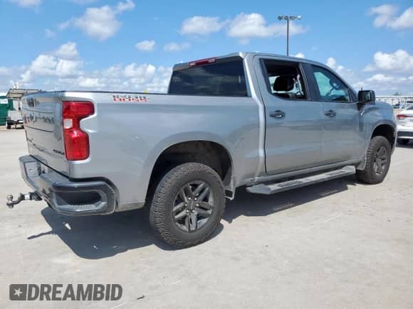 2024 Chevrolet Silverado 1500 Custom Trail Boss z VIN 3GCUDCE88RG346358, wystawiony jako Copart lot #62258825 z przebiegiem Nie podano mil oraz Szkoda całkowita • Salvage title. Historia ofert i sprzedaży dostępna na DreamBid. Obrazek 3.