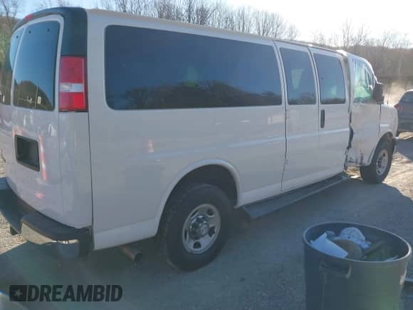 2020 Chevrolet Express Passenger LT z VIN 1GAZGPFG4L1209801, wystawiony jako IAAI lot #40992985 z przebiegiem 96 647 mil mil oraz . Historia ofert i sprzedaży dostępna na DreamBid. Obrazek 4.