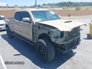 2020 Toyota Tacoma SR5 z VIN 3TMBZ5DN9LM025403, wystawiony jako IAAI lot #42654685 z przebiegiem 154 392 mil mil oraz . Historia ofert i sprzedaży dostępna na DreamBid. Obrazek 1.