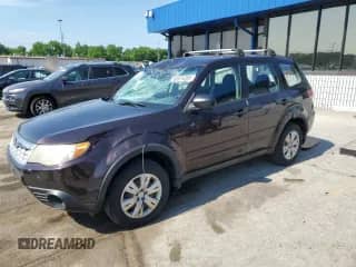 2013 Subaru Forester X z VIN JF2SHAAC7DG406193, wystawiony jako Copart lot #62078285 z przebiegiem 182 547 mil mil oraz Czysty tytuł • Clean title. Historia ofert i sprzedaży dostępna na DreamBid. Obrazek 1.
