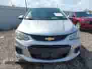 2017 Chevrolet Sonic LS z VIN 1G1JB5SH8H4155018, wystawiony jako IAAI lot #42830892 z przebiegiem 87 888 mil mil oraz . Historia ofert i sprzedaży dostępna na DreamBid. Obrazek 13.