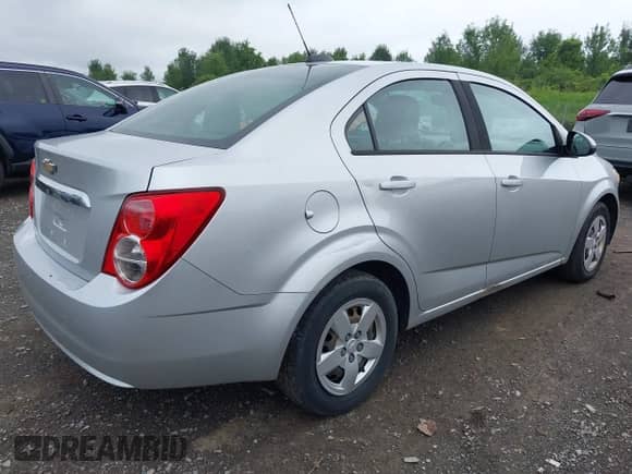2015 Chevrolet Sonic LS с VIN 1G1JA5SH0F4115600, выставлен на аукционе IAAI как лот 42693028 с пробегом 129 411 миль миль и . История ставок и продаж доступна на DreamBid. Изображение 4.