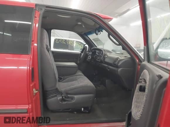 1998 Dodge 1500 z VIN 1B7HF13Z7WJ129311, wystawiony jako IAAI lot #42584338 z przebiegiem 151 511 mil mil oraz . Historia ofert i sprzedaży dostępna na DreamBid. Obrazek 5.