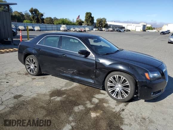 2013 Chrysler 300 S z VIN 2C3CCABG5DH504828, wystawiony jako Copart lot #71170535 z przebiegiem 178 596 mil mil oraz Szkoda całkowita • Salvage title. Historia ofert i sprzedaży dostępna na DreamBid. Obrazek 4.