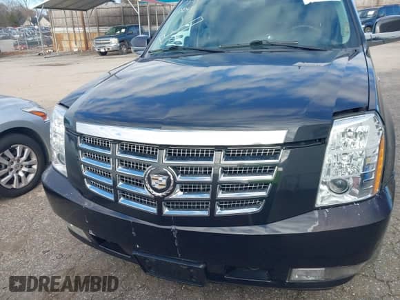 2011 Cadillac Escalade ESV Premium z VIN 1GYS4JEF5BR377335, wystawiony jako IAAI lot #41820043 z przebiegiem 181 619 mil mil oraz . Historia ofert i sprzedaży dostępna na DreamBid. Obrazek 13.