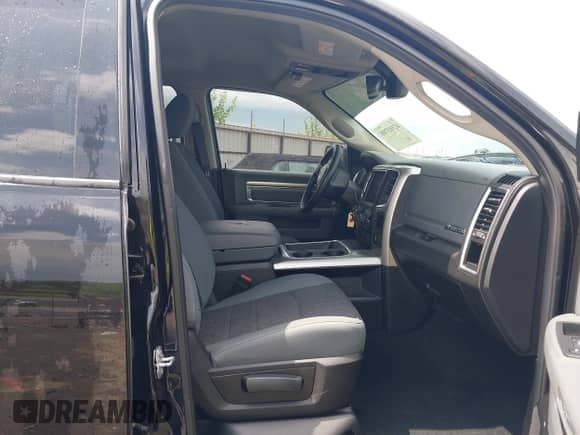 2019 Ram 1500 Big Horn z VIN 1C6RR7LT3KS641539, wystawiony jako IAAI lot #42103708 z przebiegiem 33 706 mil mil oraz . Historia ofert i sprzedaży dostępna na DreamBid. Obrazek 5.