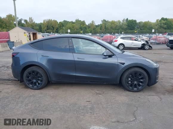 2022 Tesla Model Y Long Range z VIN 7SAYGDEE9NA018029, wystawiony jako IAAI lot #43211378 z przebiegiem 59 492 mil mil oraz . Historia ofert i sprzedaży dostępna na DreamBid. Obrazek 14.