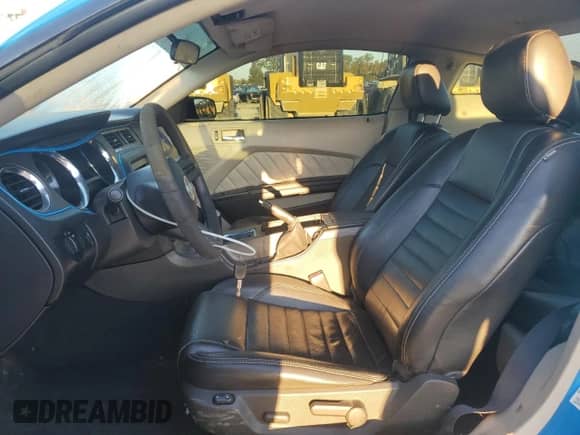 2010 Ford Mustang V6 z VIN 1ZVBP8AN1A5132585, wystawiony jako Copart lot #86668415 z przebiegiem 201 525 mil mil oraz Czysty tytuł • Clean title. Historia ofert i sprzedaży dostępna na DreamBid. Obrazek 7.