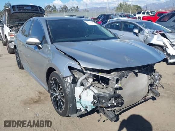 2019 Toyota Camry SE z VIN 4T1B11HK3KU197447, wystawiony jako IAAI lot #43301032 z przebiegiem 94 276 mil mil oraz . Historia ofert i sprzedaży dostępna na DreamBid. Obrazek 1.