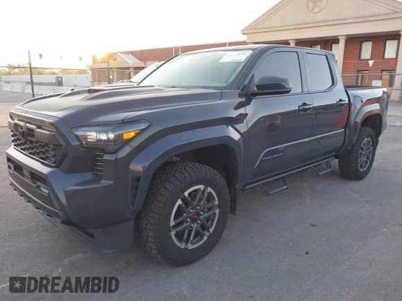2024 Toyota Tacoma SR5 z VIN 3TMLB5JN8RM080821, wystawiony jako IAAI lot #43198796 z przebiegiem 13 169 mil mil oraz . Historia ofert i sprzedaży dostępna na DreamBid. Obrazek 18.