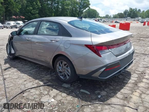 2024 Hyundai Elantra SEL z VIN KMHLM4DG1RU661330, wystawiony jako IAAI lot #42961158 z przebiegiem 35 414 mil mil oraz . Historia ofert i sprzedaży dostępna na DreamBid. Obrazek 3.