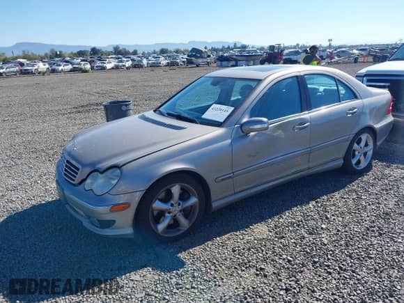 2005 Mercedes-Benz C 230 Kompressor z VIN WDBRF40J15A679931, wystawiony jako IAAI lot #43220115 z przebiegiem 151 395 mil mil oraz . Historia ofert i sprzedaży dostępna na DreamBid. Obrazek 2.