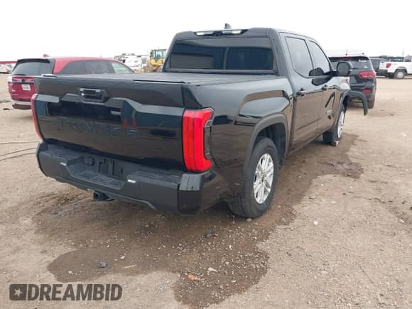 2022 Toyota Tundra SR5 z VIN 5TFLA5DB1NX054960, wystawiony jako IAAI lot #43329005 z przebiegiem 29 382 mil mil oraz . Historia ofert i sprzedaży dostępna na DreamBid. Obrazek 4.