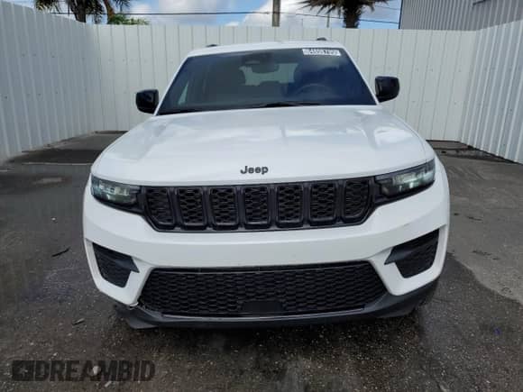 2024 Jeep Grand Cherokee Altitude with VIN 1C4RJHAGXR8520090, listed as a Copart auction lot 84898795 with 39,725 mi miles and Clean title. Bid and sale history available at DreamBid. Image 5.