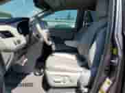 2011 Toyota Sienna XLE z VIN 5TDYK3DC2BS039420, wystawiony jako Copart lot #80865995 z przebiegiem 71 391 mil mil oraz Szkoda całkowita • Salvage title. Historia ofert i sprzedaży dostępna na DreamBid. Obrazek 7.