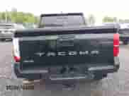 2024 Toyota Tacoma SR5 z VIN 3TMLB5JN4RM025895, wystawiony jako IAAI lot #42309915 z przebiegiem 23 530 mil mil oraz . Historia ofert i sprzedaży dostępna na DreamBid. Obrazek 17.