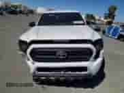 2025 Toyota Tacoma SR с VIN 3TYKD5HN2ST032561, выставлен на аукционе Copart как лот 71261725 с пробегом 2 116 миль миль и Списание • Salvage title. История ставок и продаж доступна на DreamBid. Изображение 5.