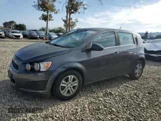 2013 Chevrolet Sonic LT z VIN 1G1JC6SB2D4127806, wystawiony jako Copart lot #84817105 z przebiegiem 139 896 mil mil oraz Czysty tytuł • Clean title. Historia ofert i sprzedaży dostępna na DreamBid. Obrazek 1.