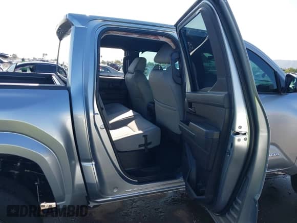 2025 Toyota Tacoma SR z VIN 3TYLB5JN7ST066516, wystawiony jako IAAI lot #43155848 z przebiegiem 2 019 mil mil oraz . Historia ofert i sprzedaży dostępna na DreamBid. Obrazek 8.