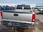2005 GMC Sierra 1500 SLE z VIN 2GTEC19TX51217941, wystawiony jako IAAI lot #41333257 z przebiegiem 273 832 mil mil oraz . Historia ofert i sprzedaży dostępna na DreamBid. Obrazek 16.