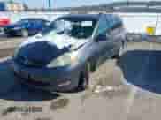 2006 Toyota Sienna XLE z VIN 5TDZA22C26S494603, wystawiony jako IAAI lot #41537455 z przebiegiem 247 197 mil mil oraz . Historia ofert i sprzedaży dostępna na DreamBid. Obrazek 2.