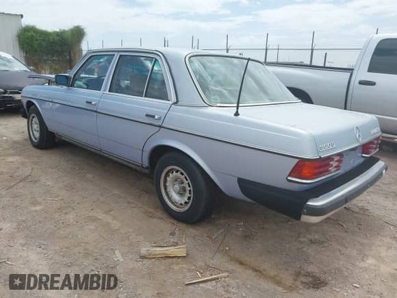 1984 Mercedes-Benz 300 D z VIN WDBAB33A6EA087424, wystawiony jako IAAI lot #42839094 z przebiegiem 337 884 mil mil oraz . Historia ofert i sprzedaży dostępna na DreamBid. Obrazek 3.