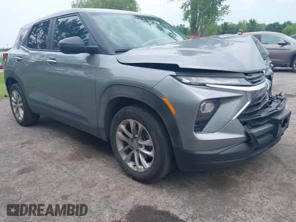 2024 Chevrolet TrailBlazer LS z VIN KL79MMS22RB064329, wystawiony jako IAAI lot #42603628 z przebiegiem 55 862 mil mil oraz . Historia ofert i sprzedaży dostępna na DreamBid. Obrazek 1.