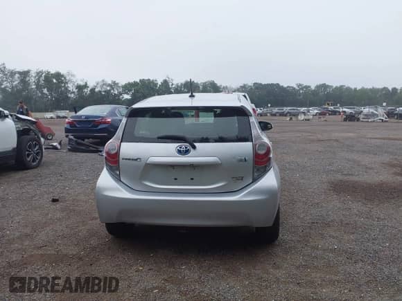 2013 Toyota Prius One z VIN JTDKDTB3XD1051060, wystawiony jako IAAI lot #42851670 z przebiegiem 163 017 mil mil oraz . Historia ofert i sprzedaży dostępna na DreamBid. Obrazek 16.